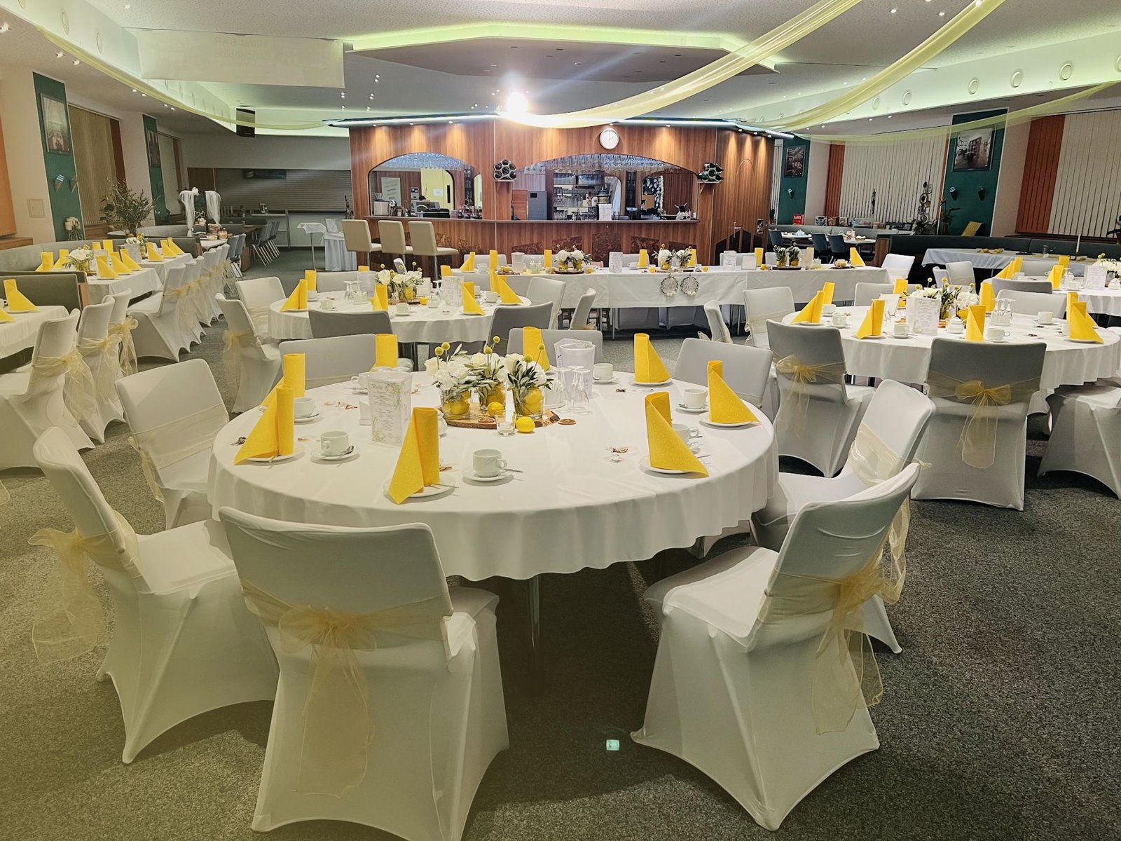 Mittel-BAR_Hochzeitslocation im Erzgebirge (Thema gelb-olive mit Zitronen)