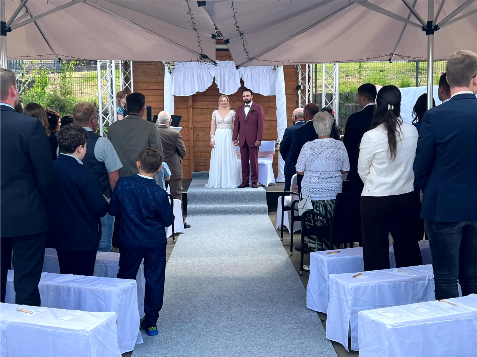 LOVE-Buchstaben beleuchtet für freie Trauung