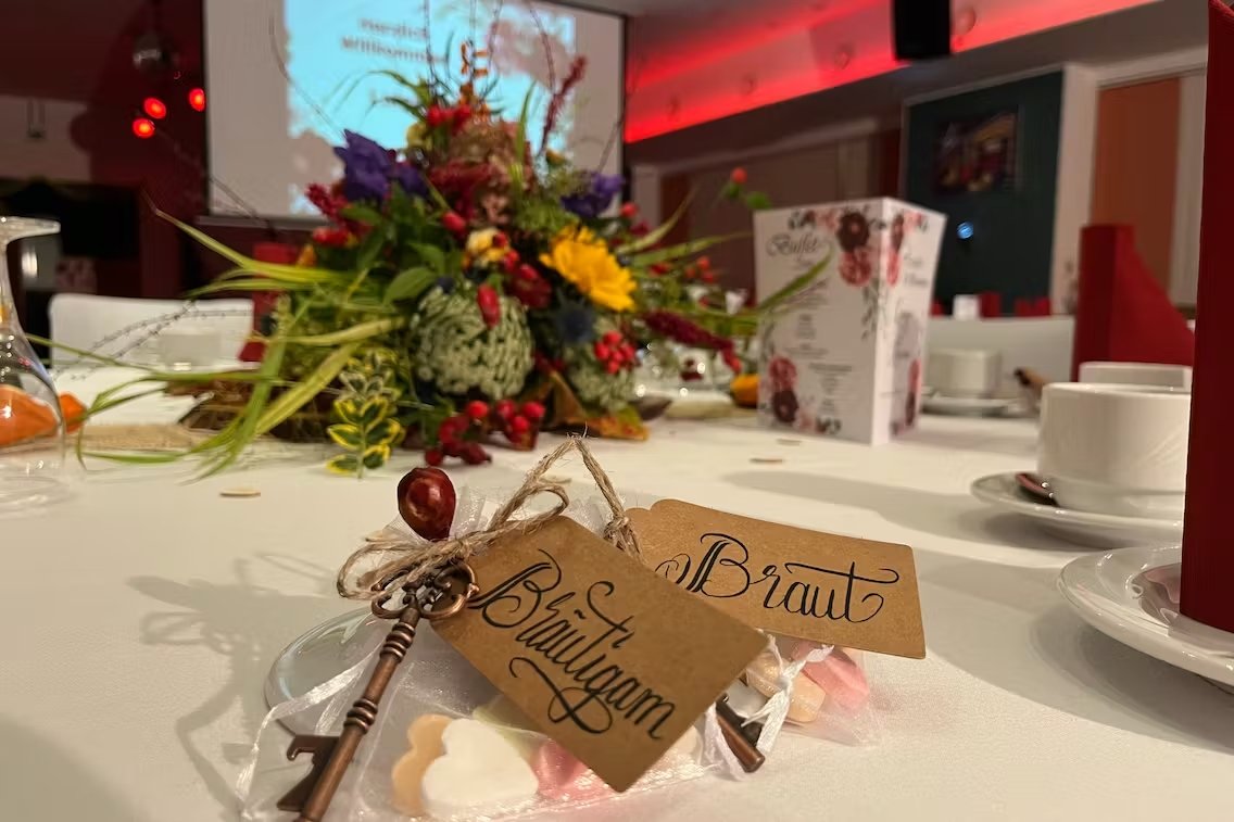 Hochzeit Mittel-BAR – festlich gedeckter Tisch