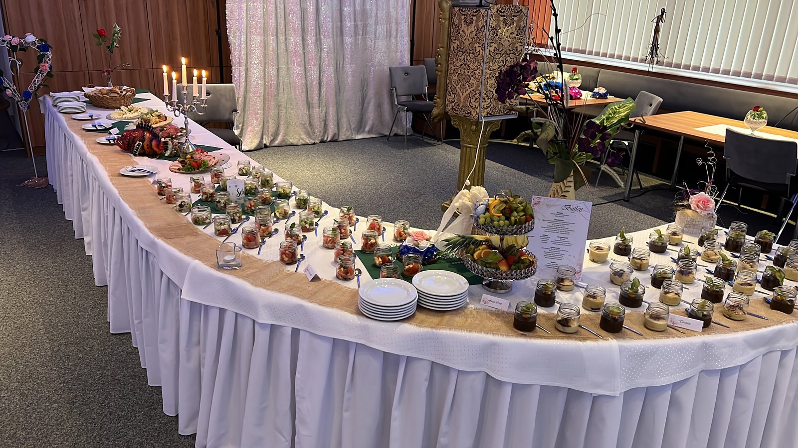 Kaltbuffet mit Salaten und Desserts