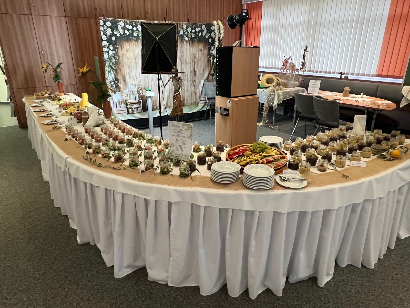 Buffet bei der Mittel-BAR — reichhaltige Auswahl