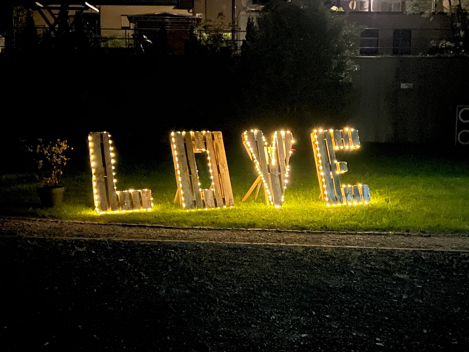 LOVE-Buchstaben beleuchtet
