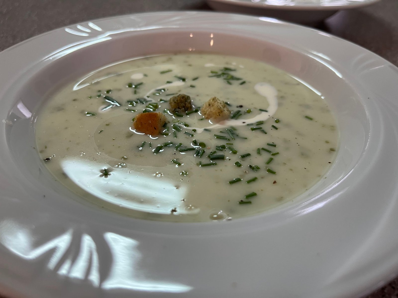 Hausgemachte Cremesuppe aus der Mittel-BAR Küche