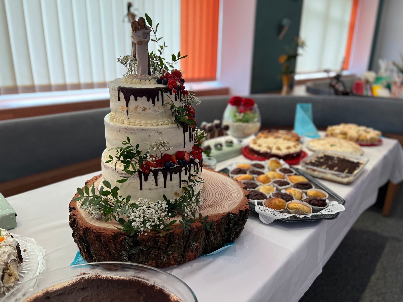 Hochzeitstorte und Kuchenbuffet bei der Mittel-BAR