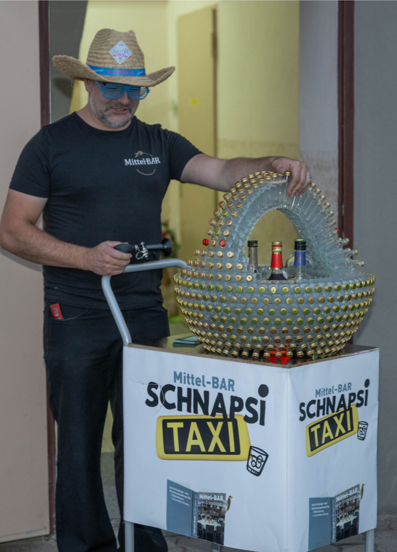 Schnapsi-Taxi — Marcel fährt die Spirituosen an den Tisch